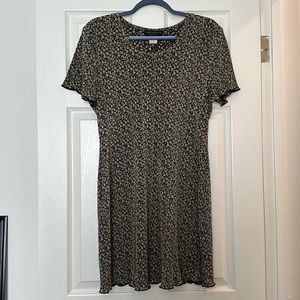 Connected Vintage dress hemmed above the knee, size 12 large flowers ruffles